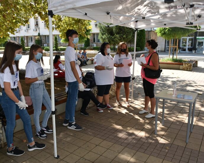 red cross 1009211 2 По инициатива на Корнелия Маринова и с участието на доброволци се проведе информационно-агитационна кампания „Ваксинирай се! Спаси живот!“