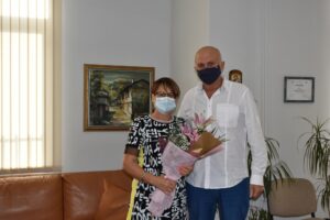 sarachinova 109211 Цветя и сърдечни благодарности от кмета на община Ловеч към дългогодишния директор на ДГ „Мария Сиркова“ Стоянка Сарачинова