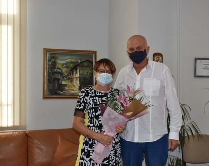 sarachinova 109211 Цветя и сърдечни благодарности от кмета на община Ловеч към дългогодишния директор на ДГ „Мария Сиркова“ Стоянка Сарачинова
