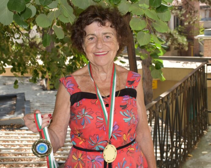 violeta balkanska 2109211 Изпълнителката Виолета Балканска се завърна в родния Ловеч с два златни медала от два международни шампионата по фолклор
