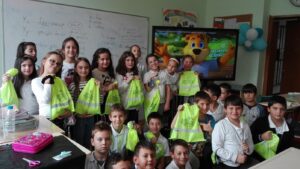 Presicham bezopasno s TEDI 4 Над 170 първокласници от Основно училище „Христо Никифоров“ и Основно училище „Васил Левски“ в Ловеч ще се научат как да се движат безопасно на пътя тази есен.