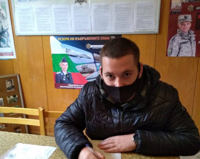 gatkovski 110211 Във Военно окръжие Ловеч се записа първият кандидат за срочната служба в доброволния резерв на Българската армия