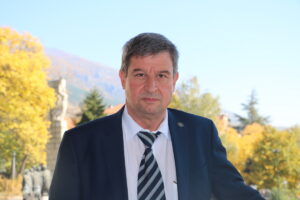 julian petrov 22102111 Национално изследване: Политика за възпитание и формиране на ценностна система в училищата е неработеща