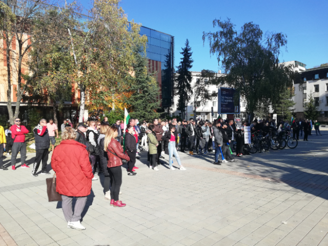 protest lovech 281021 6 И да се реши проблема със сертификатите, цената на енергоносителите ще затвори всички. Днес се проведе третият протест срещу цените на тока и зелените сертификати в Ловеч