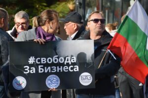 protest tok sertifikati 271021 3 Областният управител при протестиращите за втори път в Ловеч срещу зелените сертификати и високите цени на електроенергията собственици на заведения и граждани