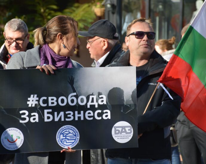 protest tok sertifikati 271021 3 Областният управител при протестиращите за втори път в Ловеч срещу зелените сертификати и високите цени на електроенергията собственици на заведения и граждани