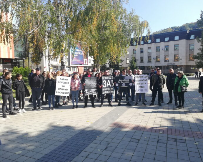 protest zavedenia 1910213 Собственици и работещи в заведения в Ловеч излязоха на протест срещу високите цени на тока, горивата и непредвидимите условия за работа