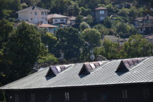 remont pokrit most 410211 1 След като крадци откраднаха част от медния покрив на Покрития мост, Община Ловеч е вложила 102 хиляди лева за ремонт
