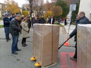 biuletini izbori 911211 1 Бюлетините за изборите пристигнаха в областната администрация, инж. Славчев поздрави екипа си за добрата организационно-техническа подготовка на вота