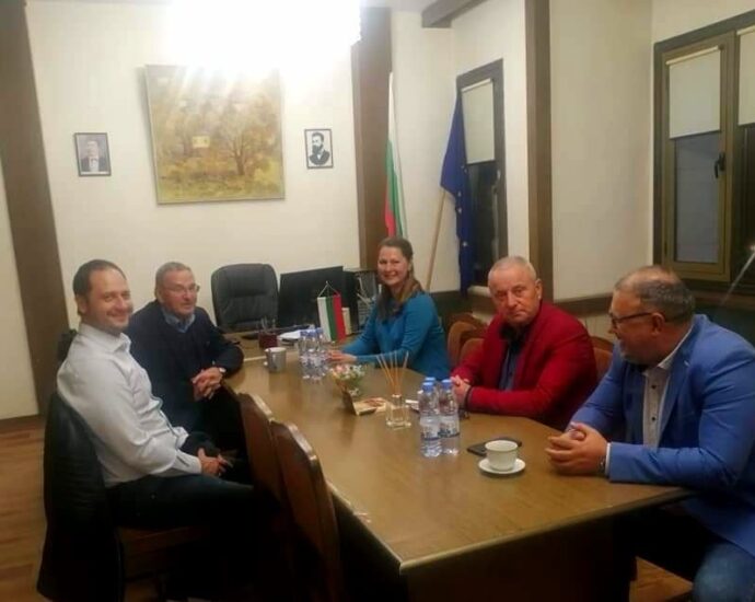 milova viutanov bsp 711211 ЕВРОДЕПУТАТЪТ ПЕТЪР ВИТАНОВ И ВЯРА ЕМИЛОВА, ВОДАЧ НА ЛИСТАТА НА „БСП ЗА БЪЛГАРИЯ” В ЛОВЕЧ НА СРЕЩА В ОБЛАСТНАТА УПРАВА НА ГРАДА