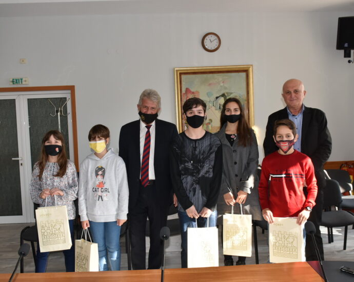 nagradi konkurs 11121 2 В Ловеч на 1 ноември – Ден на будителите, наградиха победителите от Общинския конкурс за мултимедийна презентация „Към светли бъднини върви“