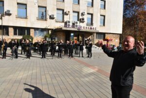 orkestar 1211212 Общинският духов оркестър с ръководител и диригент Тотко Рогашки е поздравил кмета с изпълнение на мелодията Happy Birthday
