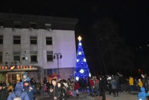 elha 11221 1 На пл. „Екзарх Йосиф I“ в Ловеч бяха запалени светлините на новата коледна елха