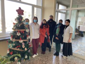 elha bolnica 11221 1 По инициатива на децата от ОУ „Св. Кирил и Методий“ – Ловеч и МКБППМН в болницата вече има коледна елха