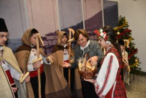 koledari 2412211 Самодейците от Народно читалище „Светлина-1927 г.“ в село Лисец гостуваха на ловешкия кмет