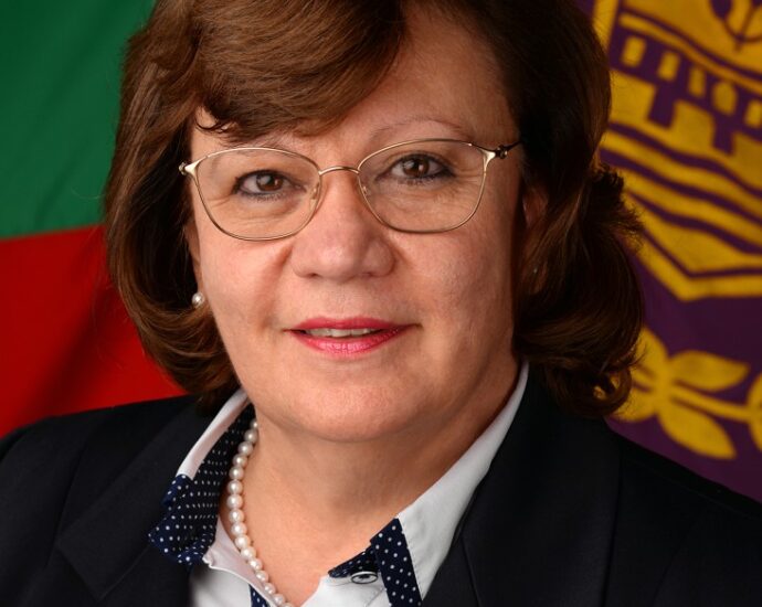 korneliya marinova 812211 Кметът на Ловеч: Имаме достатъчно проблеми, така че можем да празнуваме и без пиратки