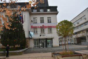 obshtina ukrasa 712211 По повод поставени въпроси на граждани защо са премахнати два бора пред сградата на Младежкия дом, Община Ловеч пояснява