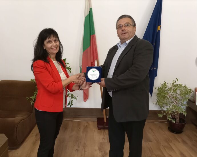 ou doncheva 31221 2 Областният управител с плакет за отлично сътрудничество от Центъра за подкрепа на приобщаващото образование
