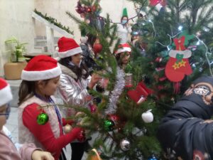 ou elha 91221 2 Малчугани украсиха коледната елха в Областна администрация Ловеч