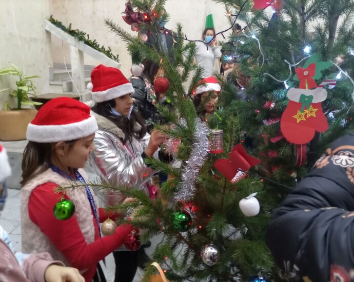 ou elha 91221 2 Малчугани украсиха коледната елха в Областна администрация Ловеч