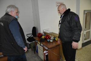 vandali 612211 Две момчета на около 12 години са скъсали и счупили част от коледната украса на елхата пред сградата на Община Ловеч