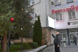 vandali 612212 Две момчета на около 12 години са скъсали и счупили част от коледната украса на елхата пред сградата на Община Ловеч