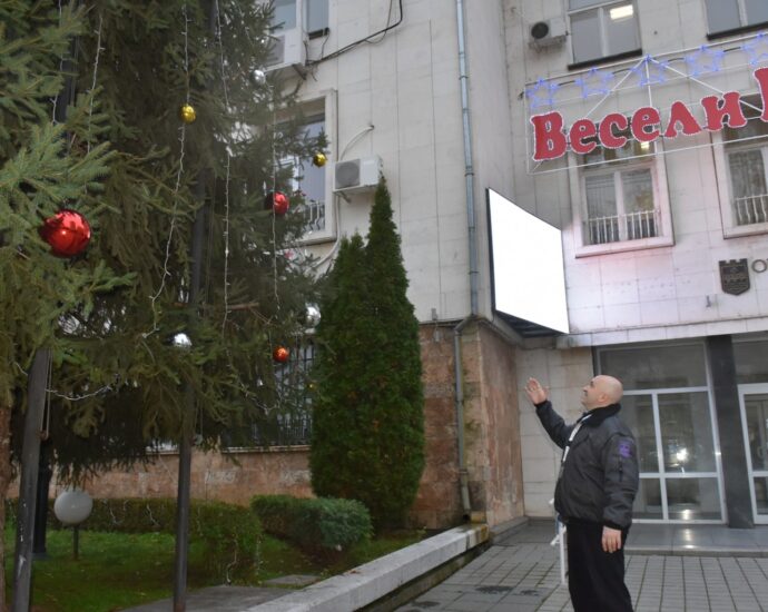 vandali 612212 Две момчета на около 12 години са скъсали и счупили част от коледната украса на елхата пред сградата на Община Ловеч