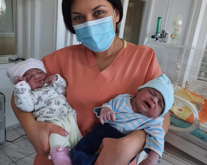 FB IMG 1643644583790 Хубава, хубава новина! Близнаците Габриела и Димитър се родиха в ловешката болница