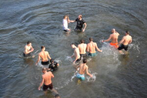 jordanov den krast 60122130 17 мъже се хвърлиха във водите на река Осъм за Богоявленския кръст. Ивайло Енчев – Рони за шеста поредна година спаси кръста