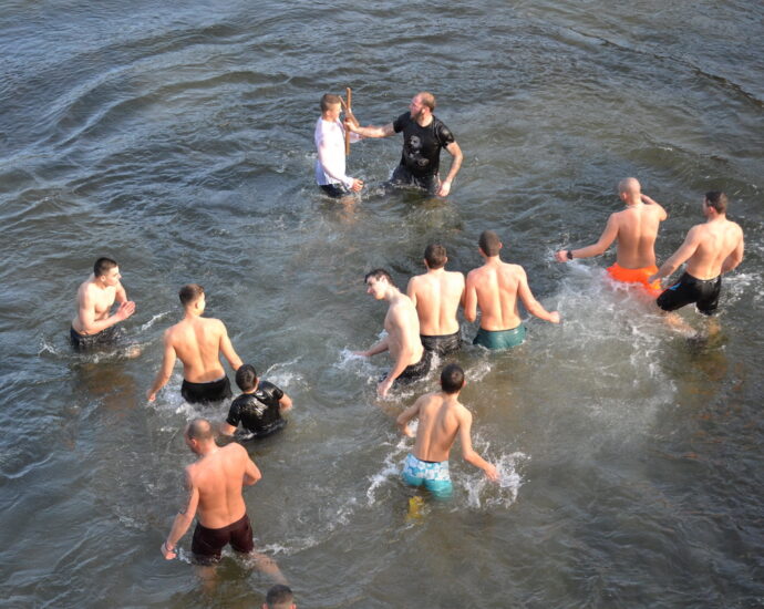 jordanov den krast 60122130 17 мъже се хвърлиха във водите на река Осъм за Богоявленския кръст. Ивайло Енчев – Рони за шеста поредна година спаси кръста