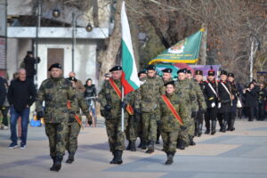 jordanov den krast 6012215 17 мъже се хвърлиха във водите на река Осъм за Богоявленския кръст. Ивайло Енчев – Рони за шеста поредна година спаси кръста