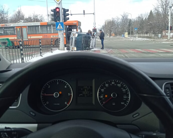 katastrofa 1301221 1 Пострадала е жена при катастрофа между автобус и джип на кръстовището до Лукойл в Ловеч