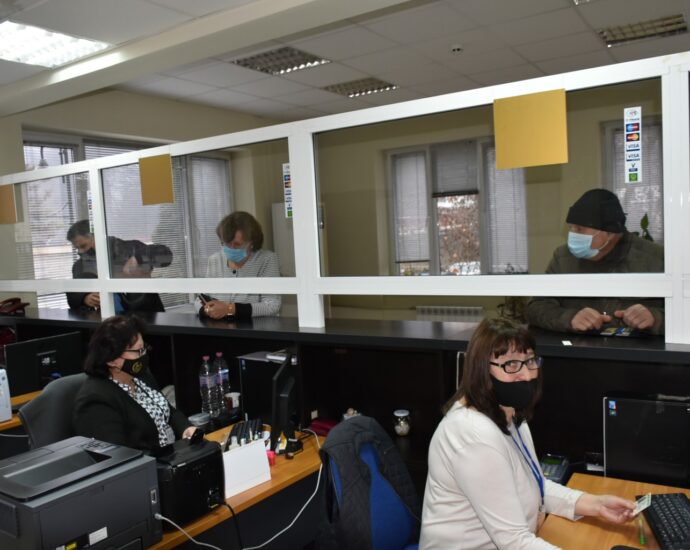 kmet danaci 1001221 Кметът на Община Ловеч Корнелия Маринова е била сред първите платили данъците си