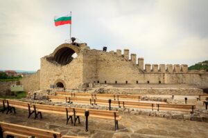lovech krepost 2101221 През септември Драматичен театър „Борис Луканов“ – Ловеч, включва в репертоара своите най-нови заглавия "Зимните навици на зайците" и "Дъхът на дявола"