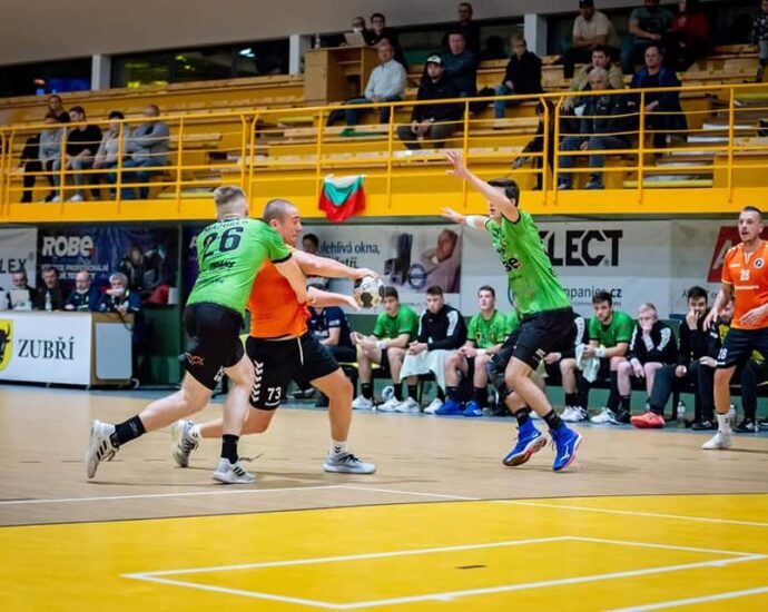 osam nadball 1801221 2 Хандбалистите на "Осъм" Ловеч, макар и без половината си състав, спечелиха трудна и важна победа срещу "Добруджа"