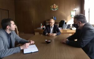 ou arabadjiev 3101221 Областният управител Виктор Стойчев и народния представител от Ловеч Искрен Арабаджиев са обсъдили политиките на правителството и на управляващото мнозинство