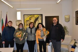roditeli bebe 2401221 Кметът на Ловеч поздрави родителите на първото бебе за 2022 г., както и на бебето от края на 2021 г.