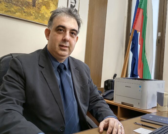rosen veselinov 3101221 Росен Веселинов е освободен от поста зам. областен управител. Той поема управлението на „Общински пазари“ ЕООД - Троян