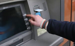 bankomat 902221 203 пенсионера получават пенсия в размер на 1500.00 лв в област Ловеч. 14 138 ваксинирани пенсионери ще получат еднократната добавка от 75 лв
