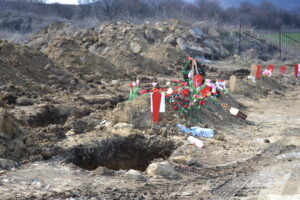 grobishta 21022211 Починалите в Ловеч се погребват в кални локви и прясно изкопани гробове пълни с вода, на една обикновена нива!