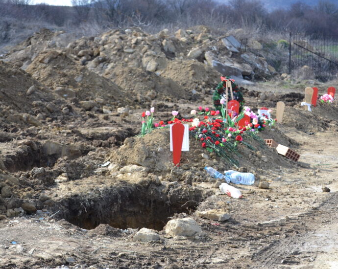 grobishta 21022211 Починалите в Ловеч се погребват в кални локви и прясно изкопани гробове пълни с вода, на една обикновена нива!