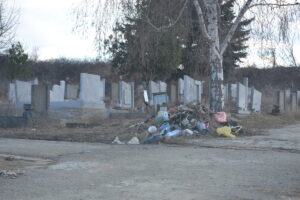 grobishta 21022214 Починалите в Ловеч се погребват в кални локви и прясно изкопани гробове пълни с вода, на една обикновена нива!
