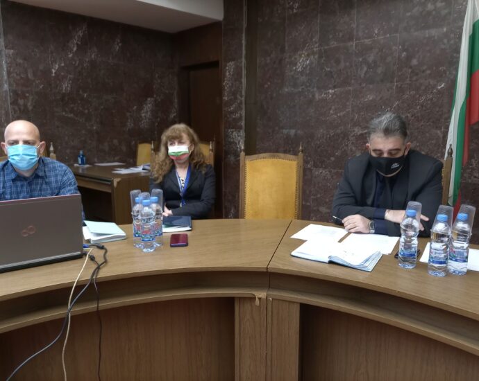 komisia bezopasnost 2202221 1 Областната комисия по безопасност на движението по пътищата прие годишния си доклад за 2021 г. за изпълнение на областната политика по безопасност на движението