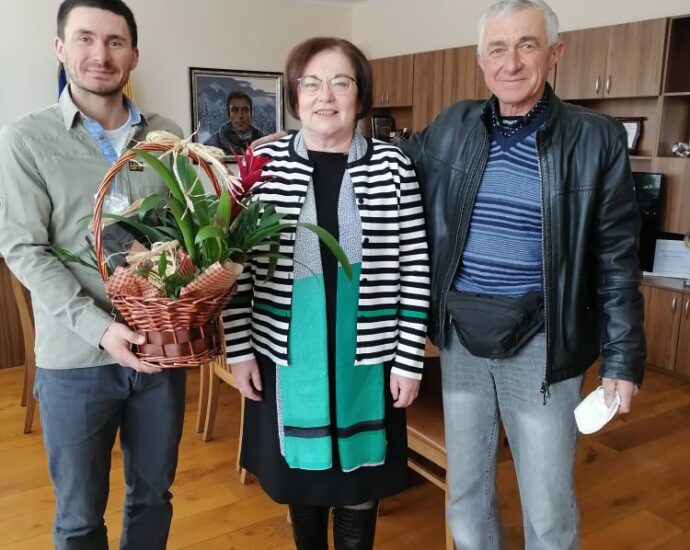 mihajlova belomajev 160222 1 Кметът Донка Михайлова поздрави сребърния медалист от Европейското първенство по ски ориентиране Станимир Беломъжев