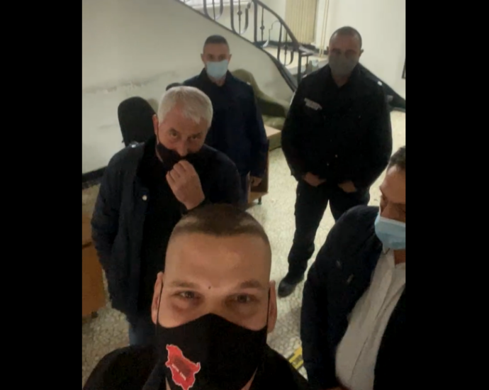ohrana kmet 1802221 Неадекватно и срамно! Бившият полицай и текущ зам. кмет по строителство Даниел Колев, с общинска охрана и полиция, не допуснаха до пресконференция Симон Милков