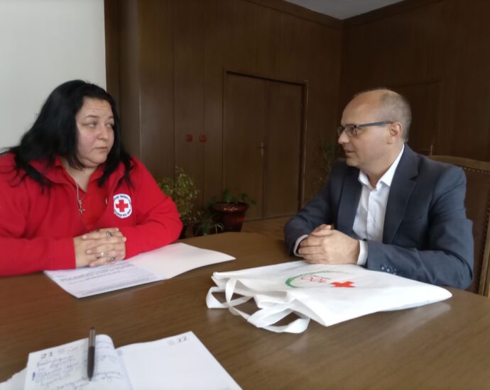 ou red cross 2802221 Областният управител и директорът на БЧК призоваха за подкрепа за пострадалите в Украйна