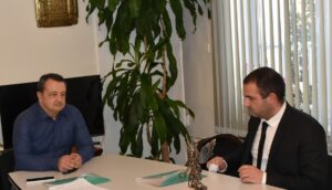 proekt mladejki dom 1502223 „НАДЕЖДА ВИ СТРОЙ“ ЕООД и кмета Маринова подписаха договора за ремонт на Младежки дом в Ловеч