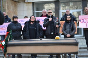 protest traurni 150222 1 Корнелия Маринова отказа среща с протестиращите представители на траурните и агенции в Ловеч и отново избегна среща с медии и граждани