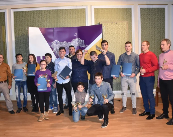 sportist 2018 402221 "Спортист на годината" за 2018 - каратеката Пламен Стоянов и състезателката по борба Веси Велева за разочарованията и снимките с кмета