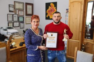 teteven sportist godina 1102221 1 Кметът на Община Тетевен д-р Мадлена Бояджиева връчи на боксьора Кирил Русинов специална награда от церемонията „Спортист на годината“